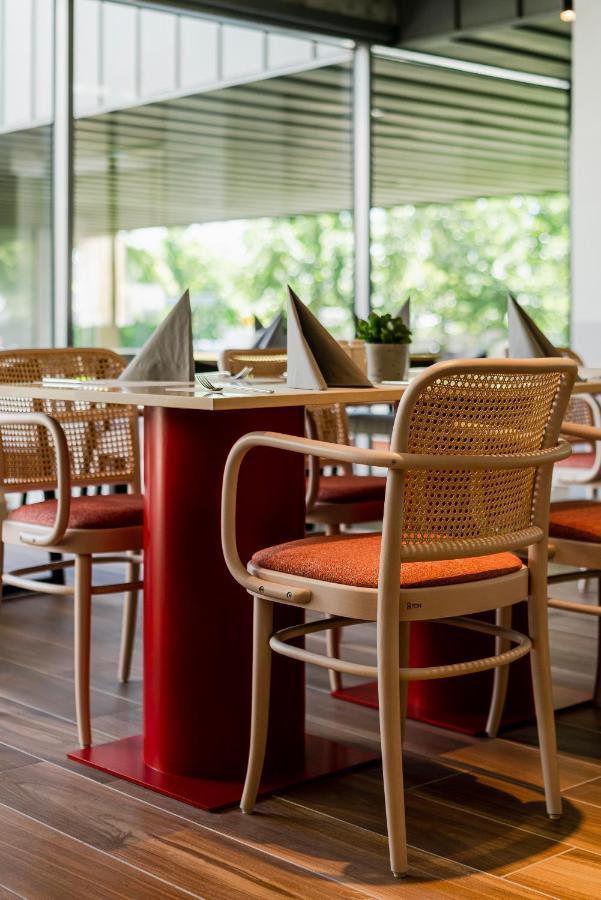 Royal Tulip Sand Kolobrzeg Dış mekan fotoğraf Thonet chair
